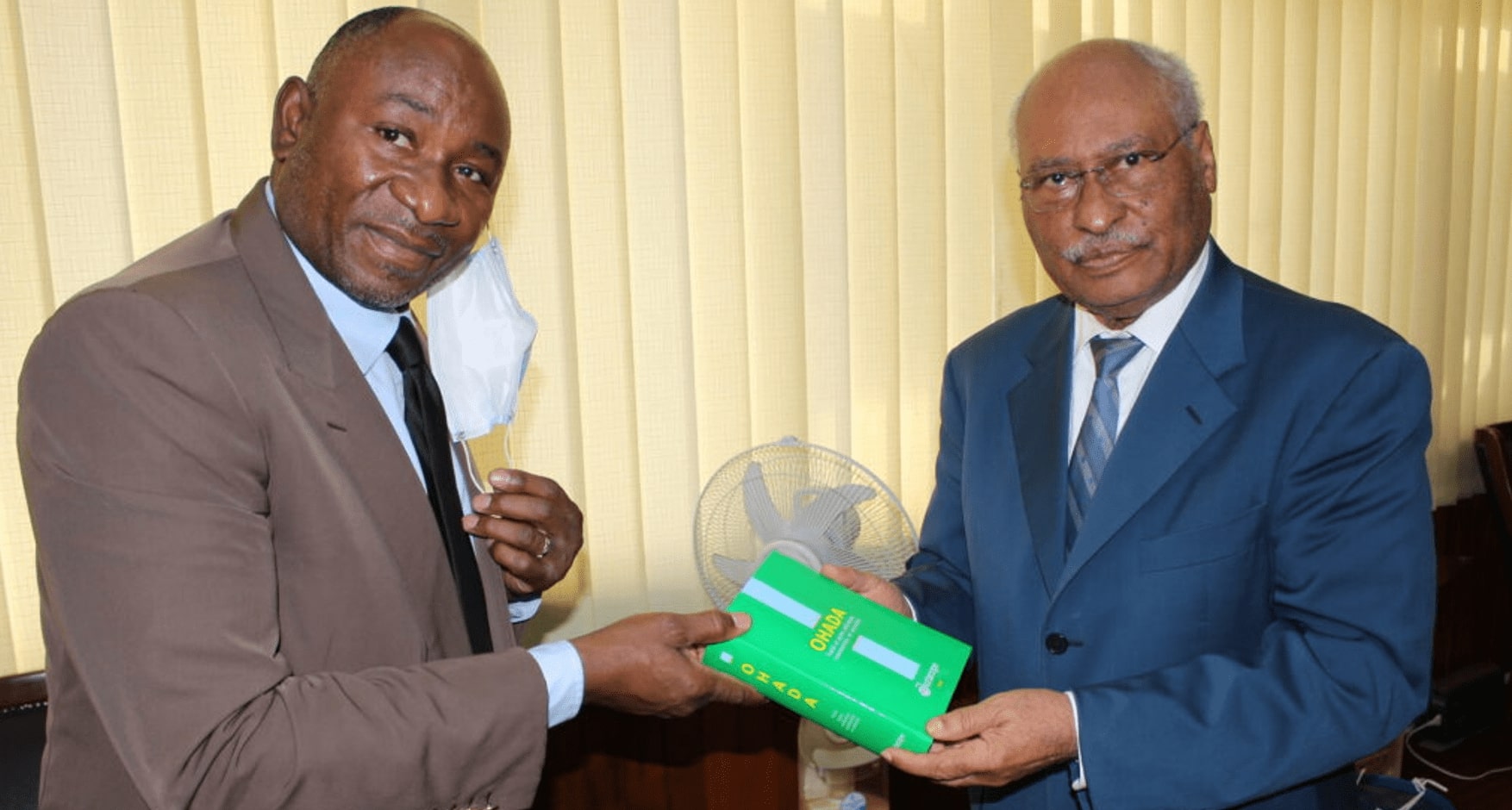 ENTREGA DE CÓDIGOS VERDES OHADA AL MINISTRO DE JUSTICIA DE LA REPUBLICA DE CAMERÚN
