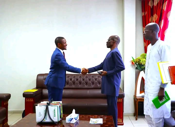 Dr. Karel Osiris C. DOGUE, Directeur Général de l’École Régionale Supérieure de la Magistrature (ERSUMA) de l’OHADA, a séjourné au Cameroun du 13 au 16 mars 2024 à l’occasion du colloque organisé par l’Union Internationale des Huissiers de Justice (UIHJ) et la Chambre Nationale des Huissiers de Justice du Cameroun (CNHJC) sur le nouvel Acte uniforme portant organisation des procédures simplifiées de recouvrement et des voies d’exécution.